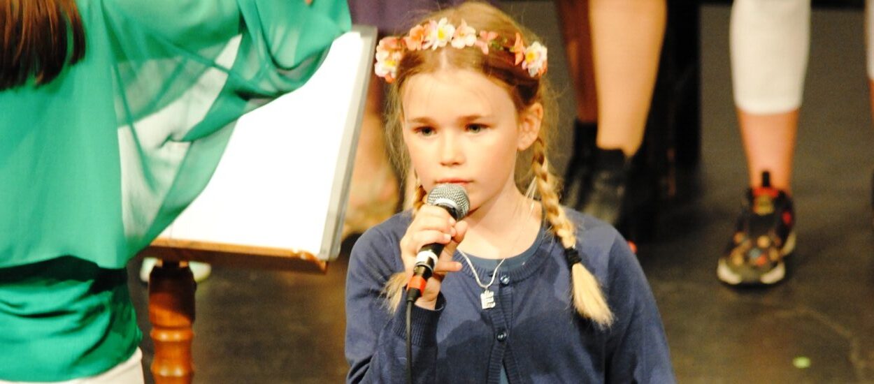 Barn sjunger Idas sommarvisa som förberedelse inför sökning till musikklass