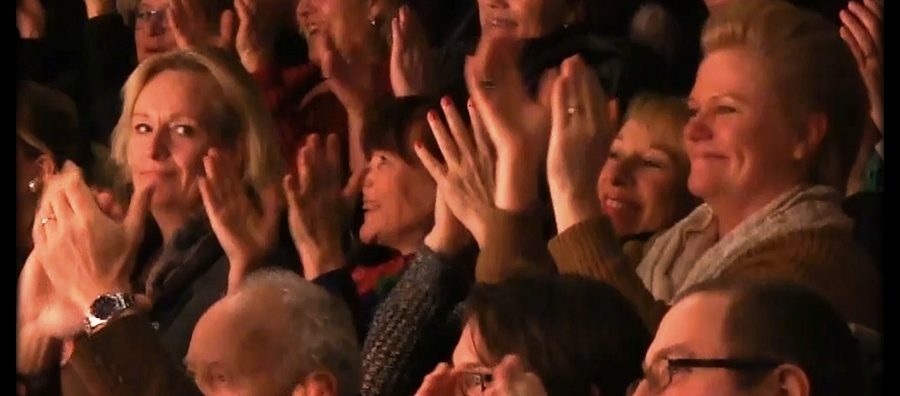 Publiken jublar och applåderar på en av Unisoul's konserter